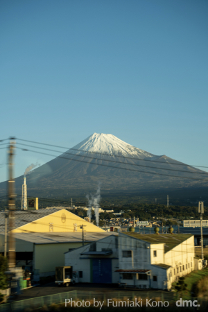 朝焼けの富士山と電線