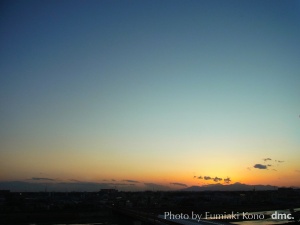 二子玉川から見えた多摩川越し富士山にかかる夕陽